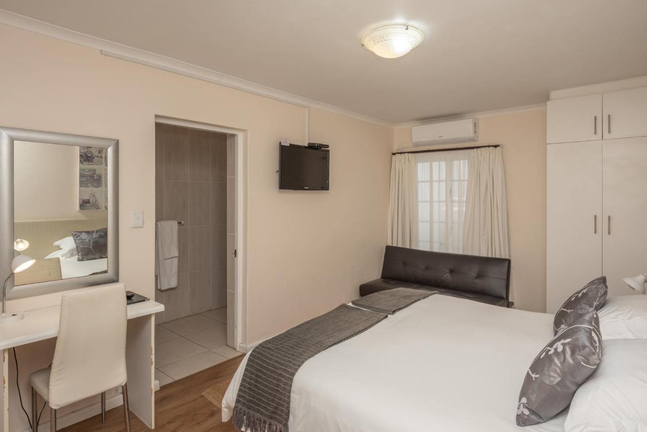 Millard Crescent Guest House Port Elizabeth Exterior photo